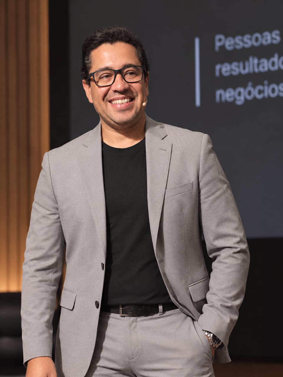 Alex Silva, criador do LucraJá, palestrando em um evento